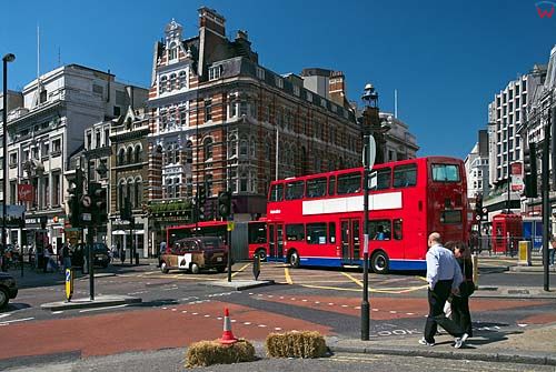 Londyn ulice przy Tottenham Court Road.